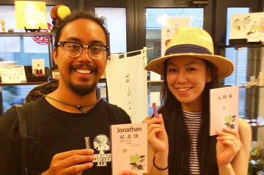 Dos personas sosteniendo libros con texto en japonés. 3