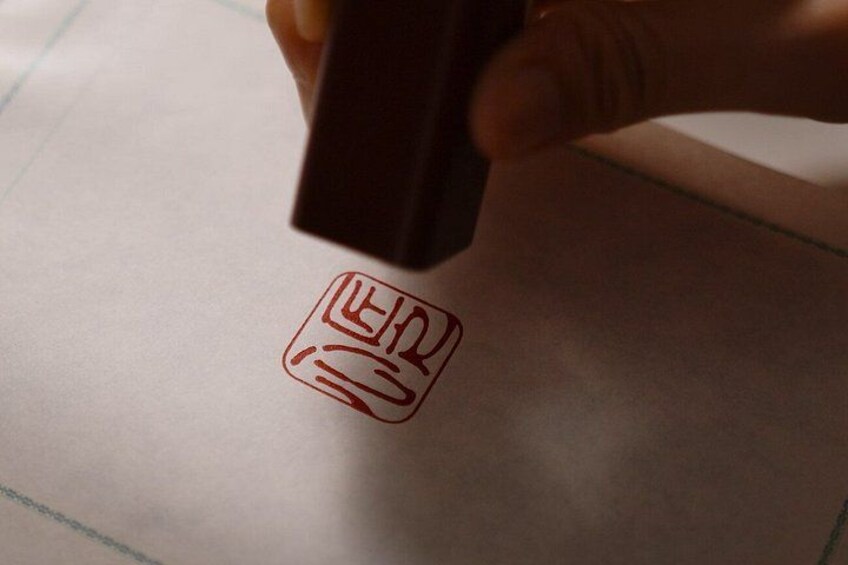 Una mano dibuja un cuadrado rojo con interior blanco sobre un papel blanco. 5