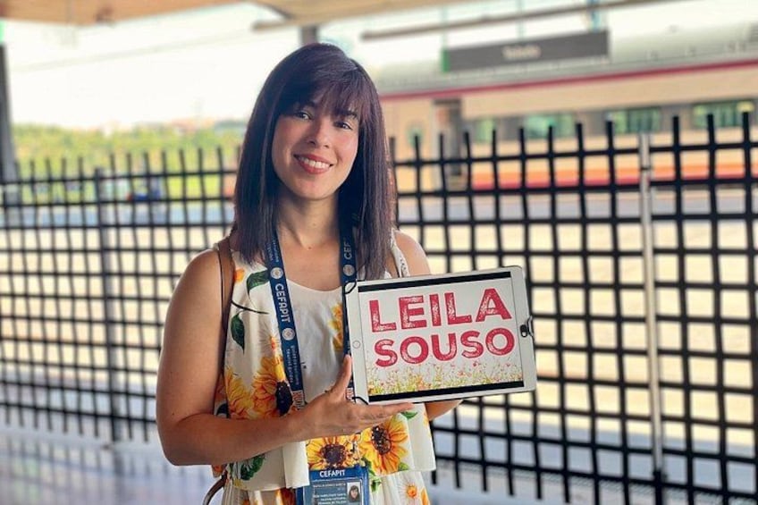 A person holding a sign with the text 'LEILA SOUSO'. 3