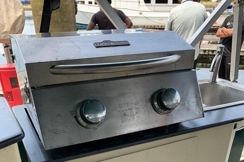 Ein tragbarer Gasgrill mit zwei Brennern auf einem Boot. 4