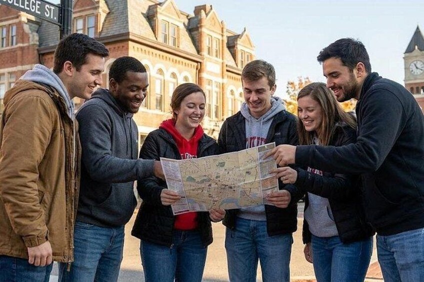Eine Gruppe von Personen betrachtet draußen eine Karte. 1