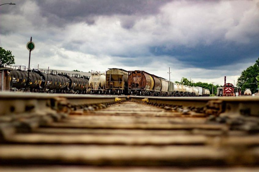 Een trein op rails onder een bewolkte lucht. 2