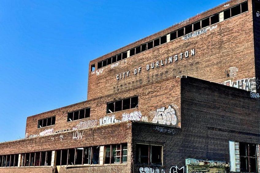 Een bakstenen gebouw met de tekst 'City of Burlington' en 'City Hall' op de gevel. 4