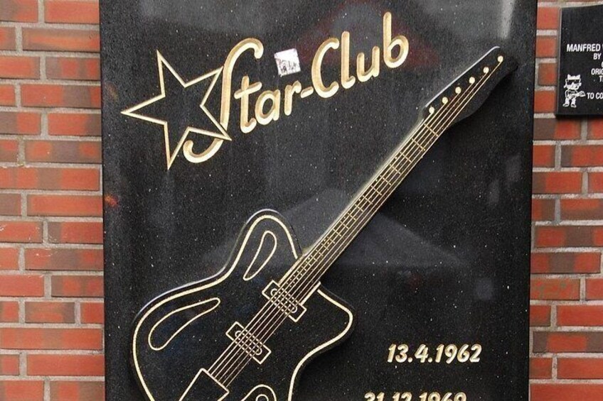 Letrero de Star Club con ilustración de una guitarra y las fechas 13.4.1962 y 21.12.1969. 5