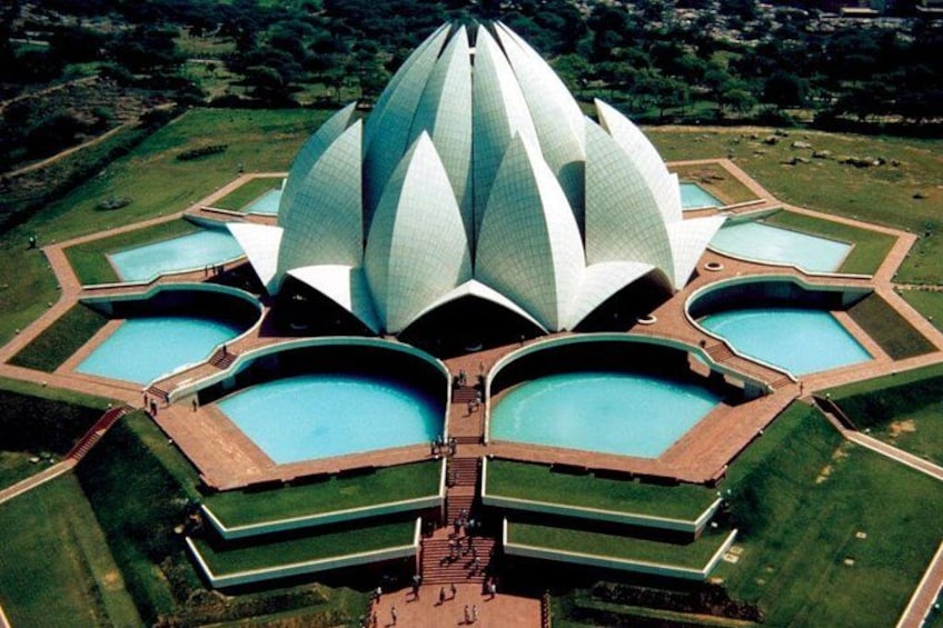 Un grand bâtiment en forme de fleur de lotus, doté de plusieurs bassins. 5