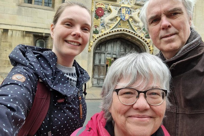 Trois personnes se tiennent devant un bâtiment à l’architecture richement décorée. 5