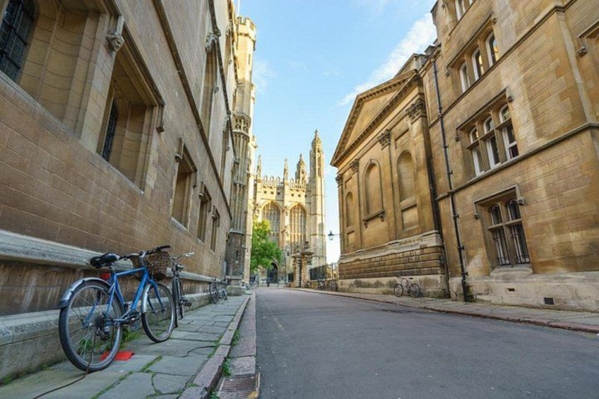 Une rue bordée de bâtiments historiques, un vélo et un ciel dégagé. 3