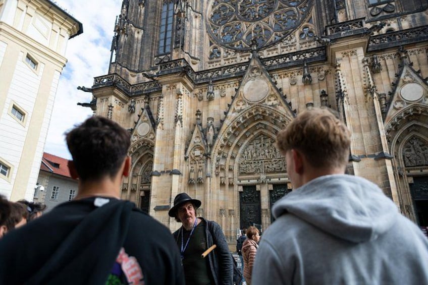 En katedral i gotisk stil med detaljerat stenhuggarsarbete och spetsbågiga valv. 4