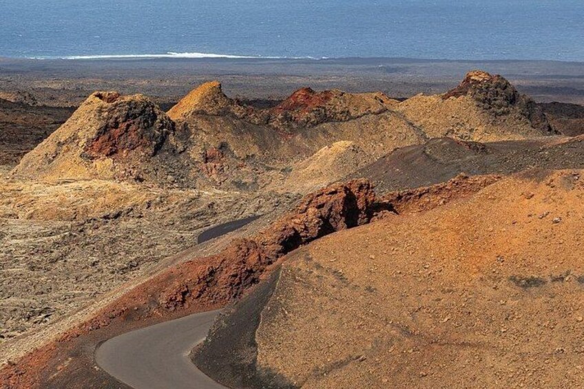 Una strada tortuosa che si snoda attraverso un paesaggio aspro e roccioso, caratterizzato da formazioni geologiche particolari. 2