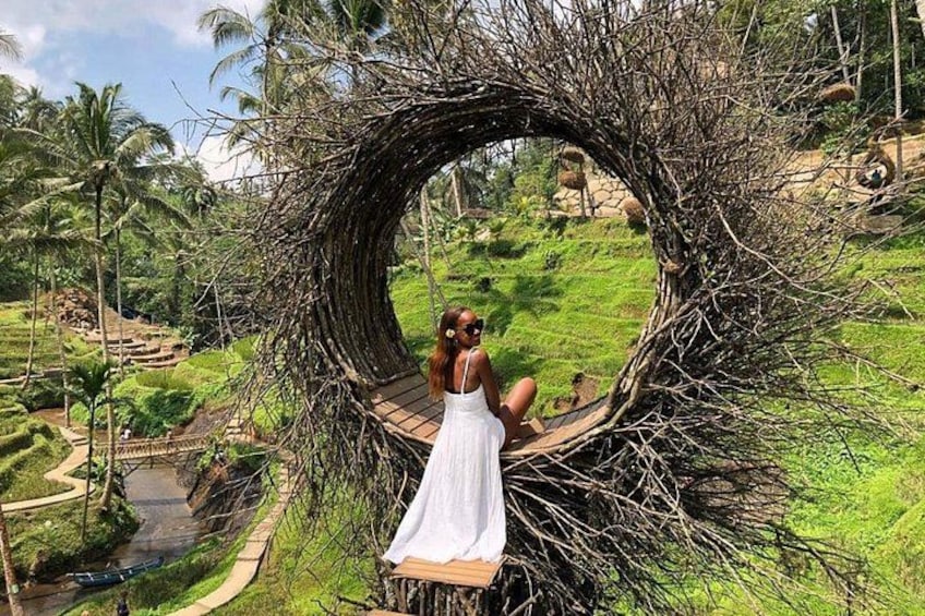 Una mujer con vestido blanco sobre un puente de madera, con una estructura de piedra circular al fondo. 2