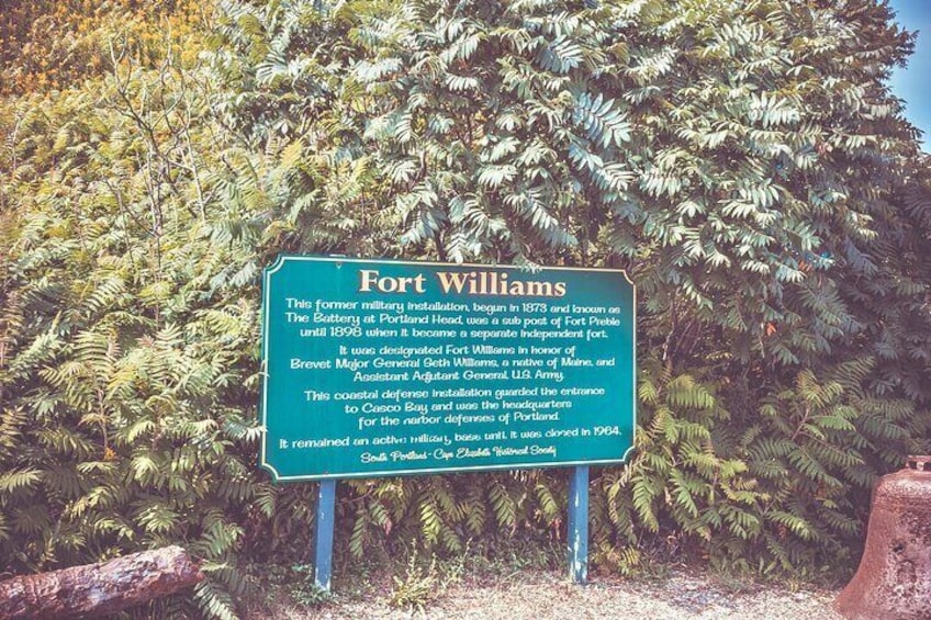 En historisk skiltetang ved Fort Williams, der fortæller om dets militære historie og betydning. 3