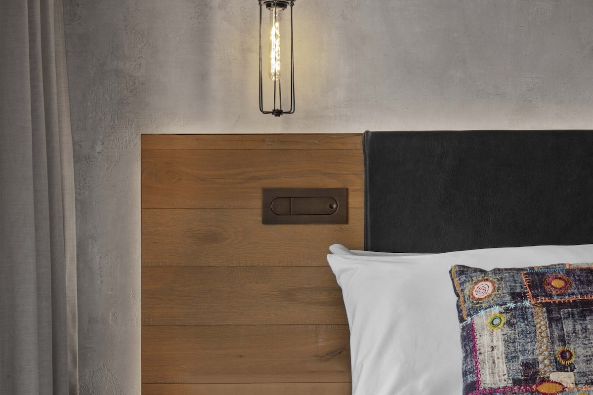 Hypo-allergenic bedding, minibar, in-room safe, desk
