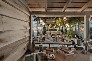 屋上バー、屋外席、毎日営業