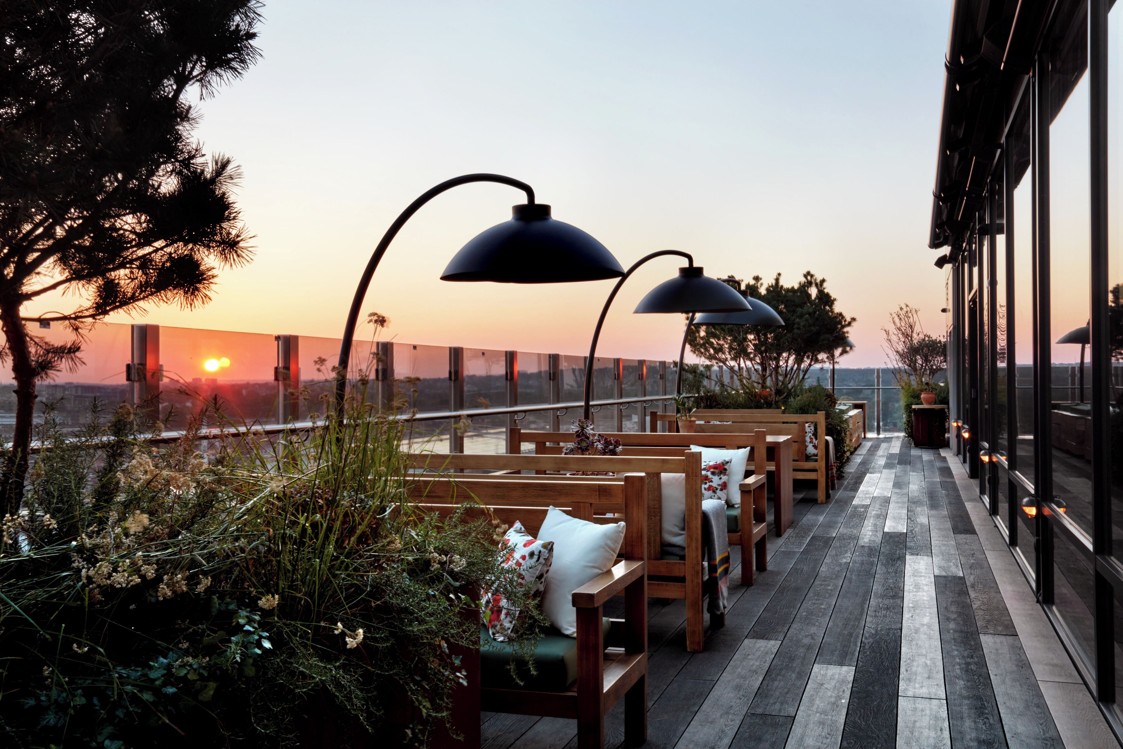 rooftop bar, al fresco dining, open daily