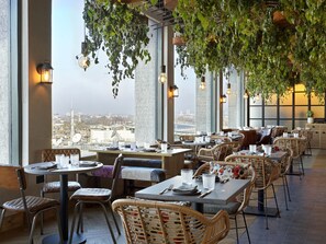 Breakfast, lunch, dinner and brunch served - Treehouse Hotel London (London)