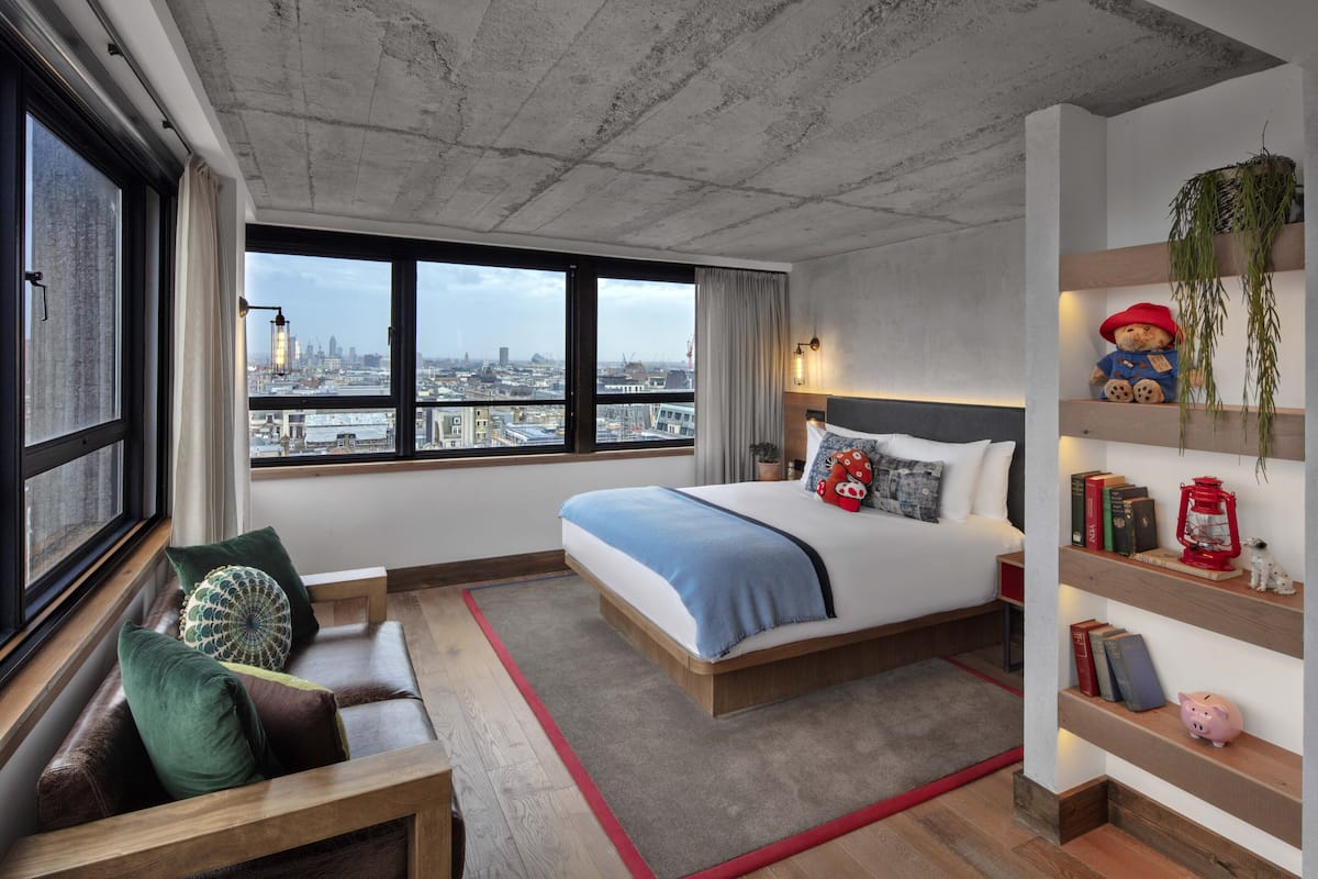 Room, 1 Queen Bed (Skyline) | Hypo-allergenic bedding, minibar, in-room safe, desk
