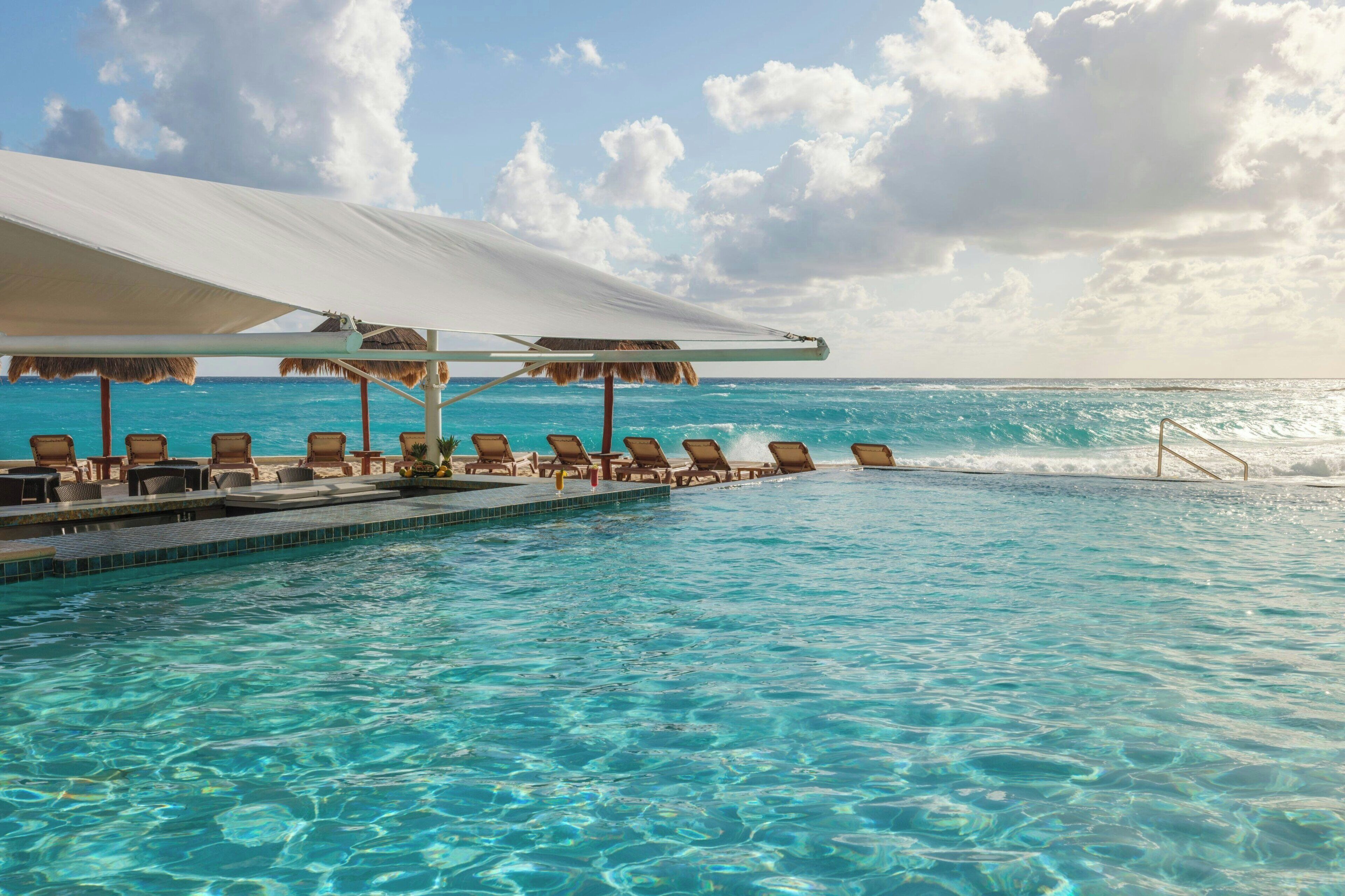 4 outdoor pools, free cabanas, pool umbrellas