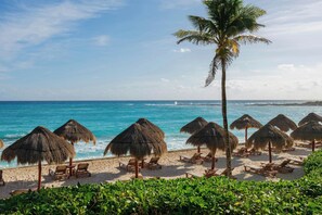 Sur la plage, chaise longue, parasol, massage sur la plage