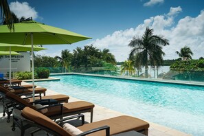4 outdoor pools, free pool cabanas, pool umbrellas
