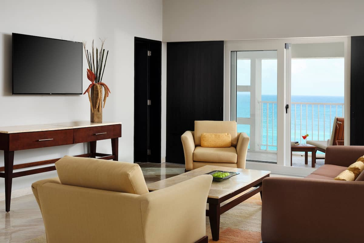 Ambassador Suite, 1 Bedroom, 1 King, Ocean View, Balcony (K) | Oleskelualue | LED-televisio