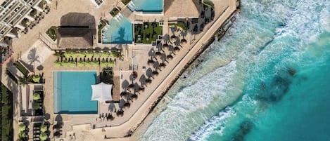 4 piscinas externas, barracas de cortesia, guarda-sóis