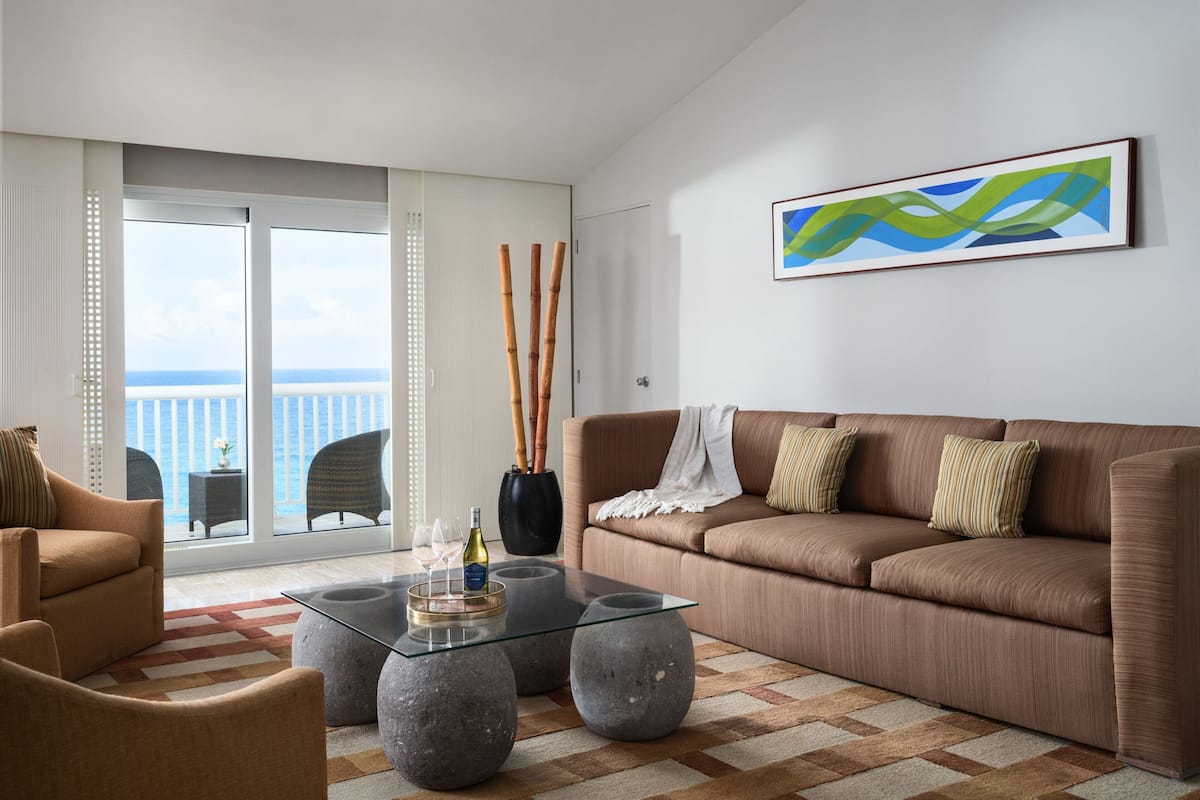 1 Bedroom Master Suite, 1 King, Ocean View, Balcony (L) | Area soggiorno | TV LED