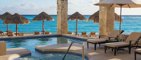 4 piscinas al aire libre, sombrillas, sillones reclinables de piscina