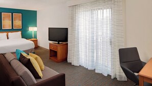 A hotel room with a bed, a TV, a desk, and a chair. - Residence Inn By Marriott Binghamton (Vestal)