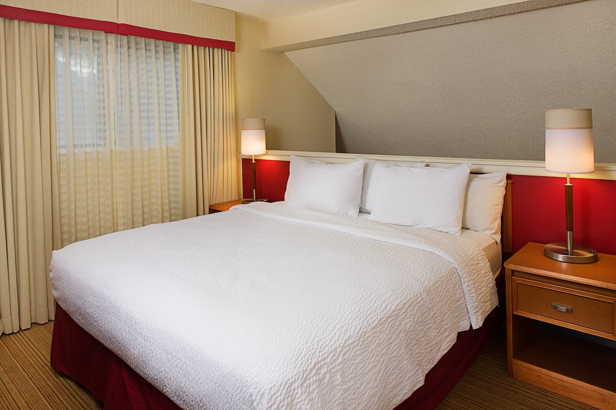 Egyptian cotton sheets, premium bedding, pillow-top beds, desk