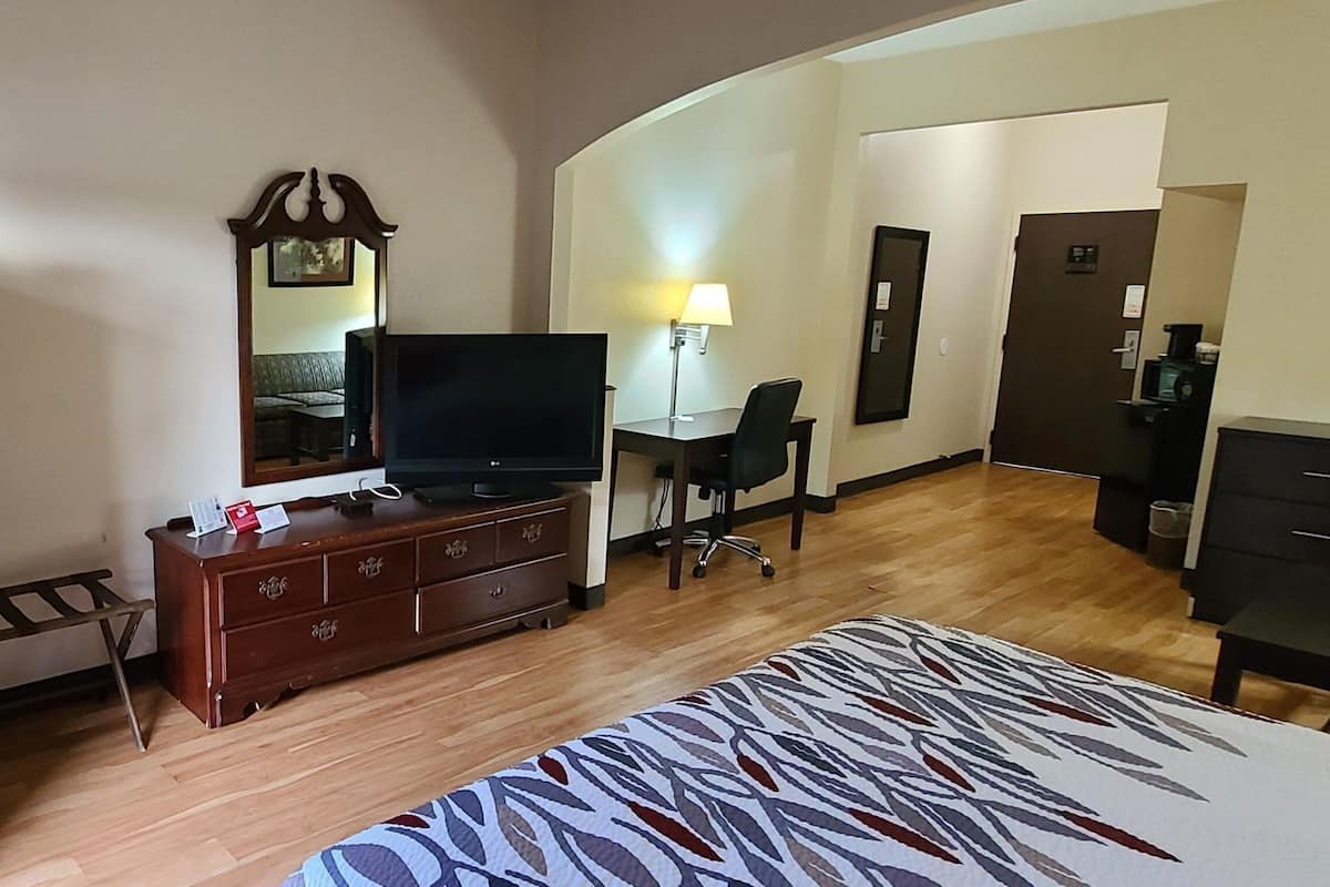 Premium bedding, desk, blackout drapes, soundproofing