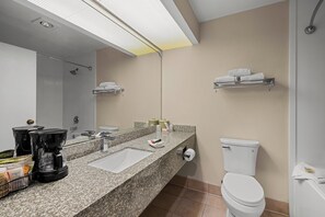 Articles de toilette gratuits, sèche-cheveux, serviettes fournies