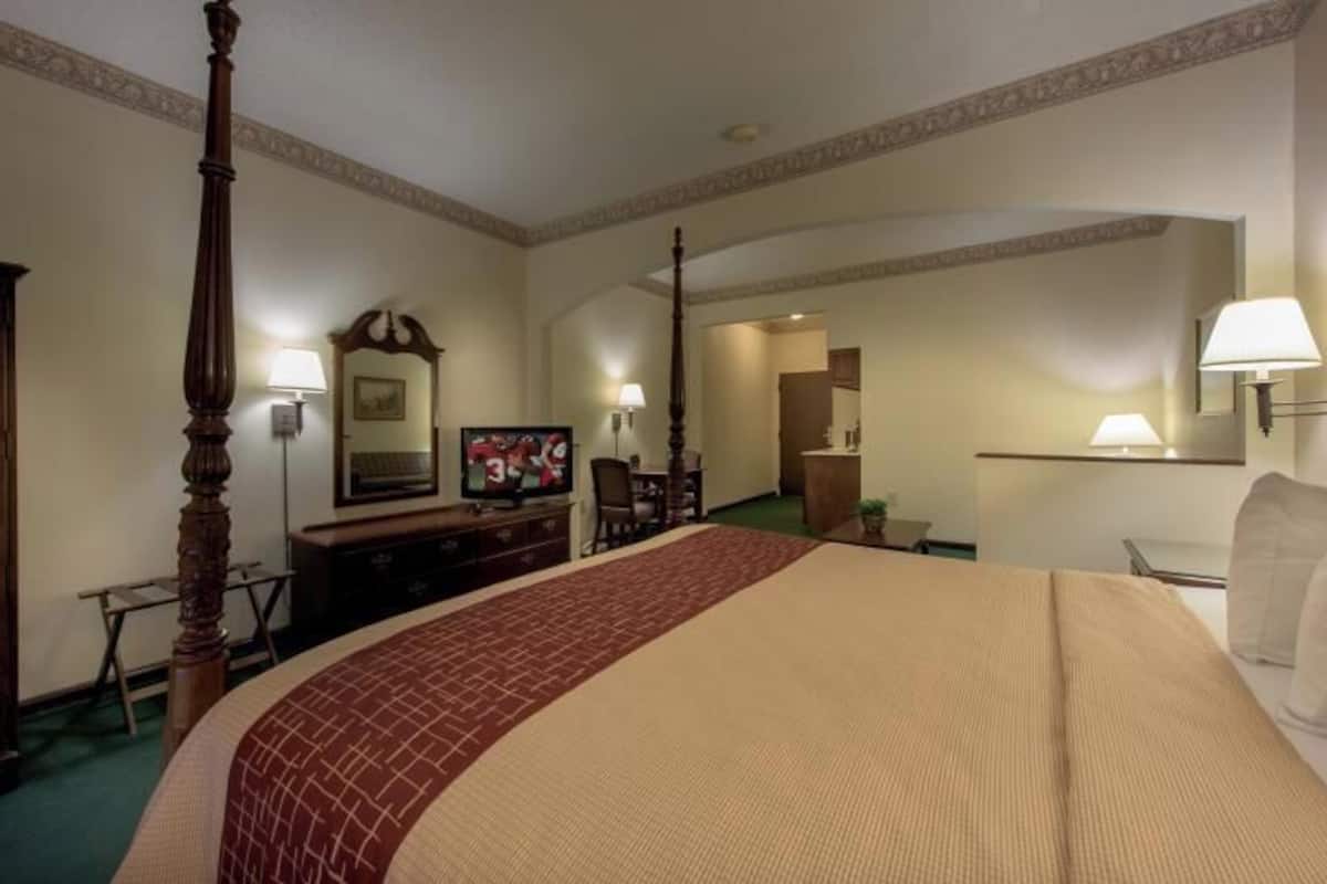 Premium bedding, desk, blackout drapes, soundproofing