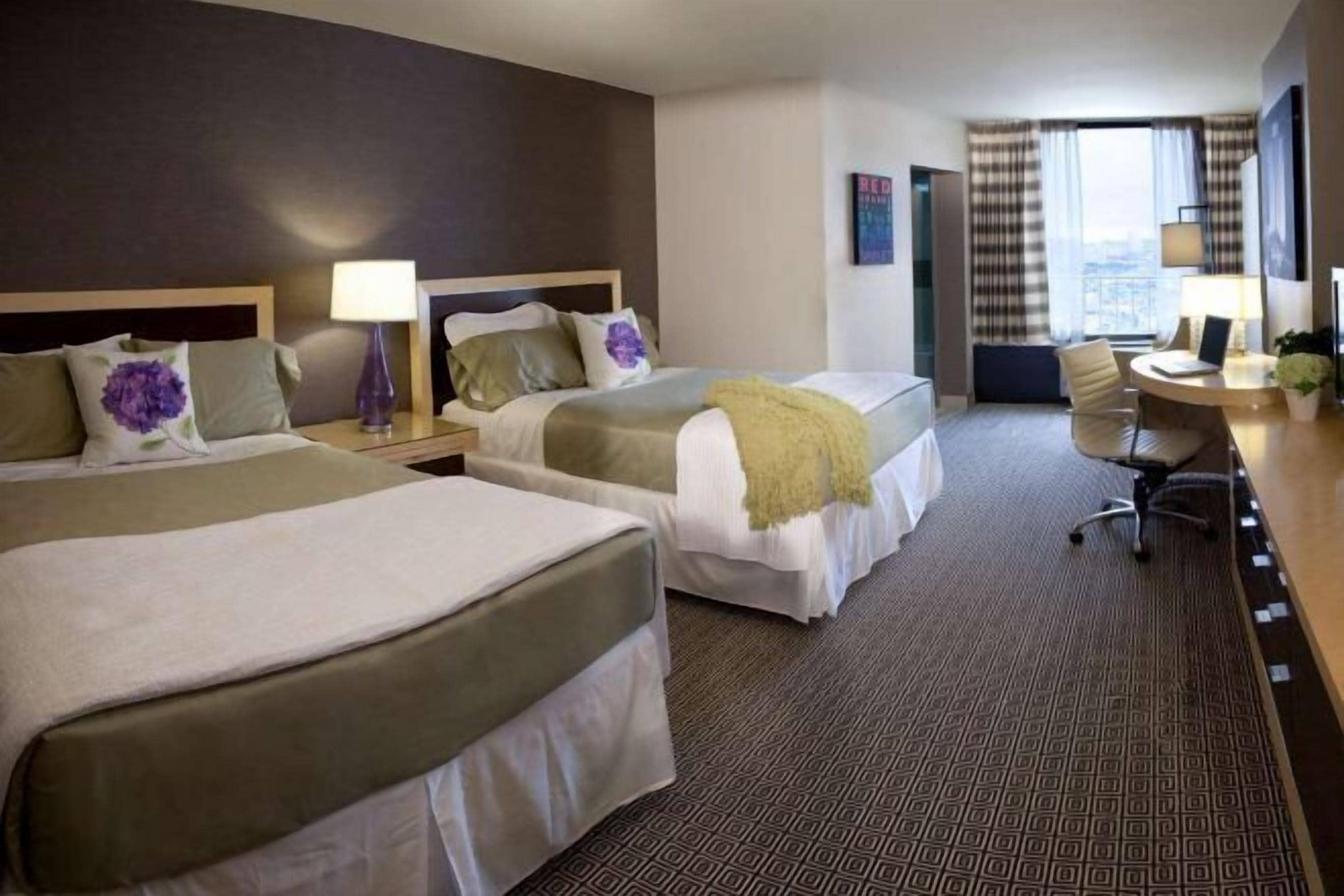 Ropa de cama de alta calidad y caja de seguridad en la habitación 