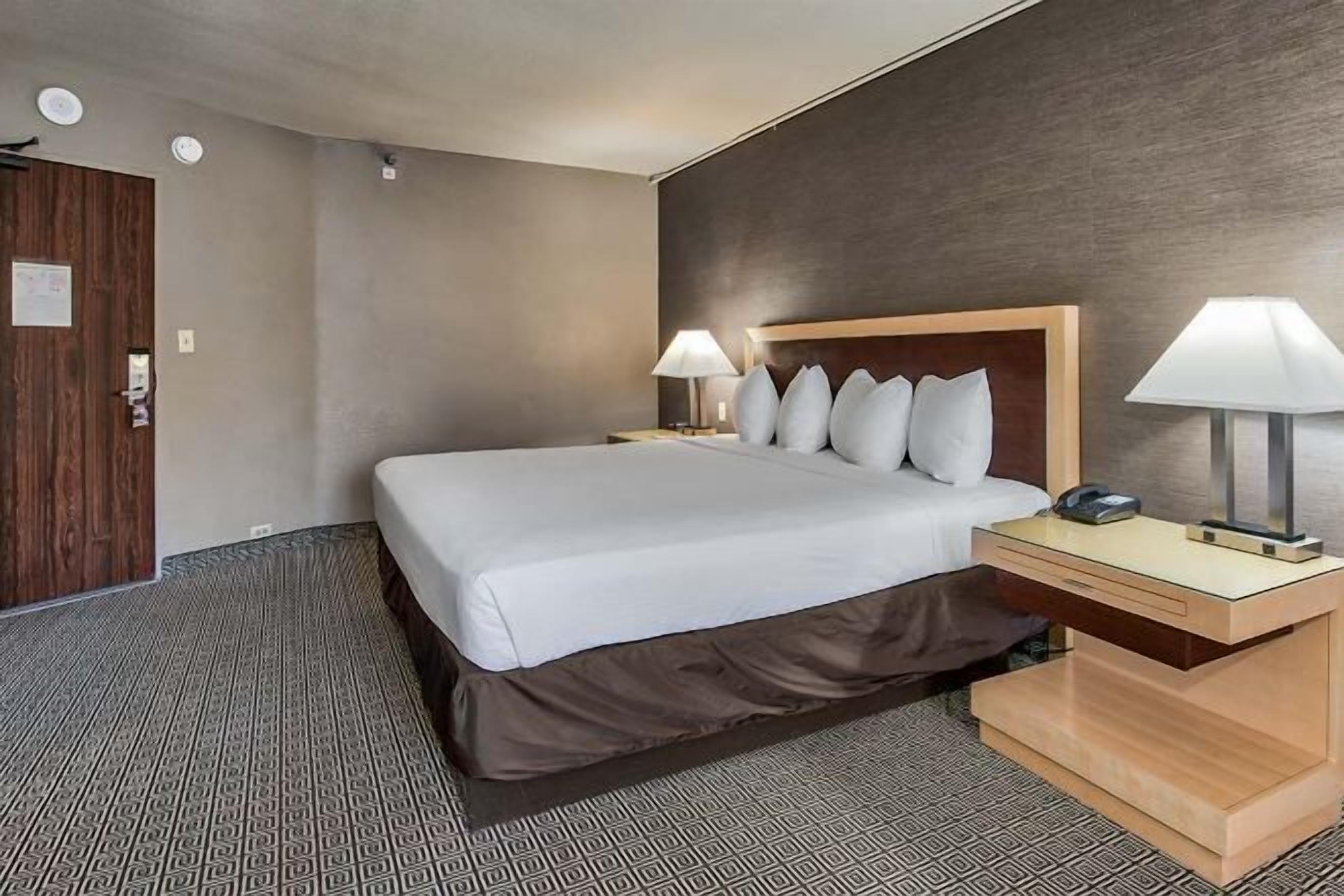 Ropa de cama de alta calidad y caja de seguridad en la habitación 