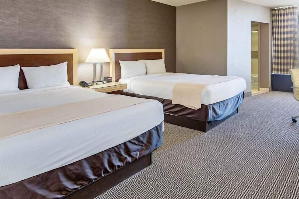 Premium bedding, in-room safe, desk, laptop workspace