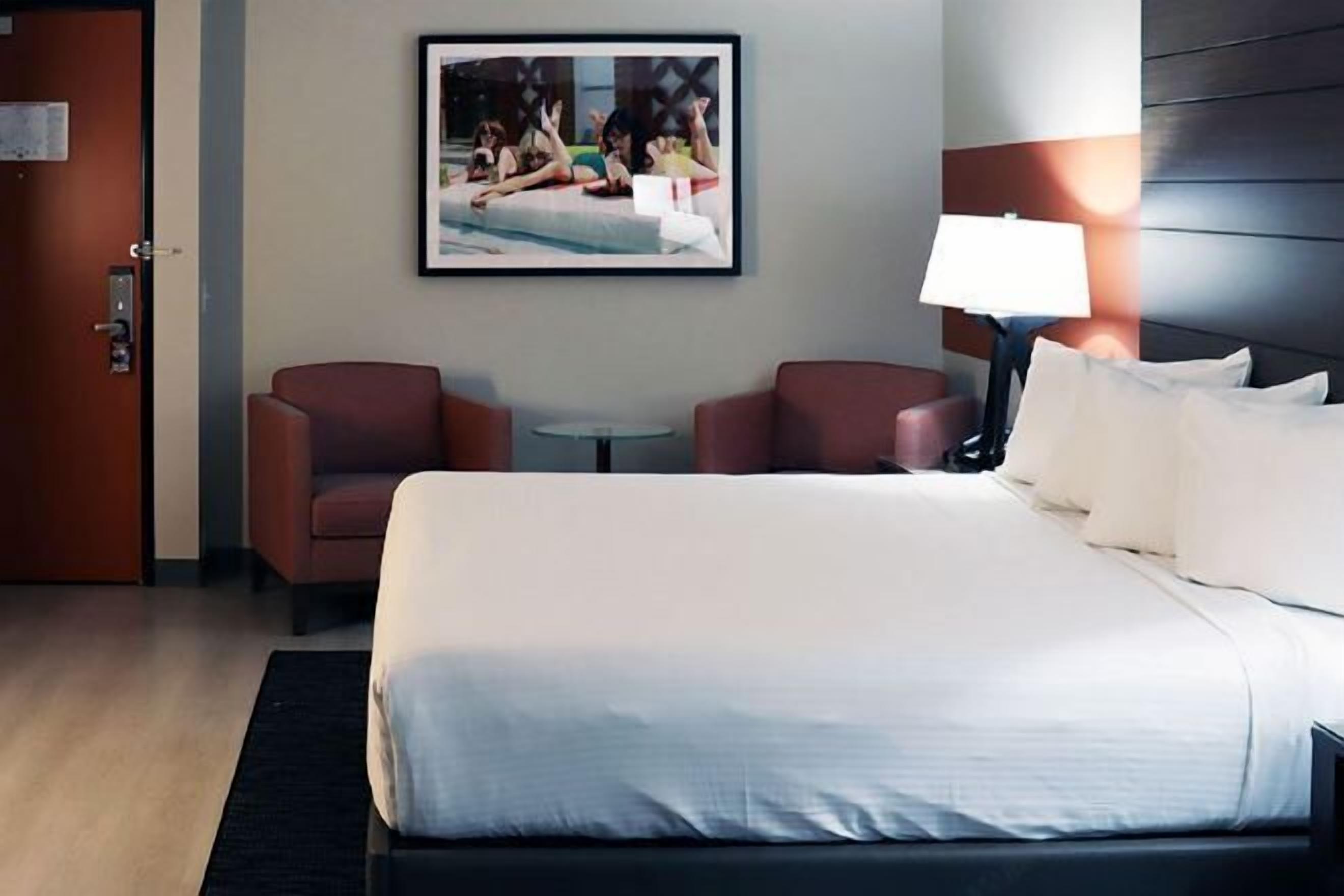 Ropa de cama de alta calidad y caja de seguridad en la habitación 