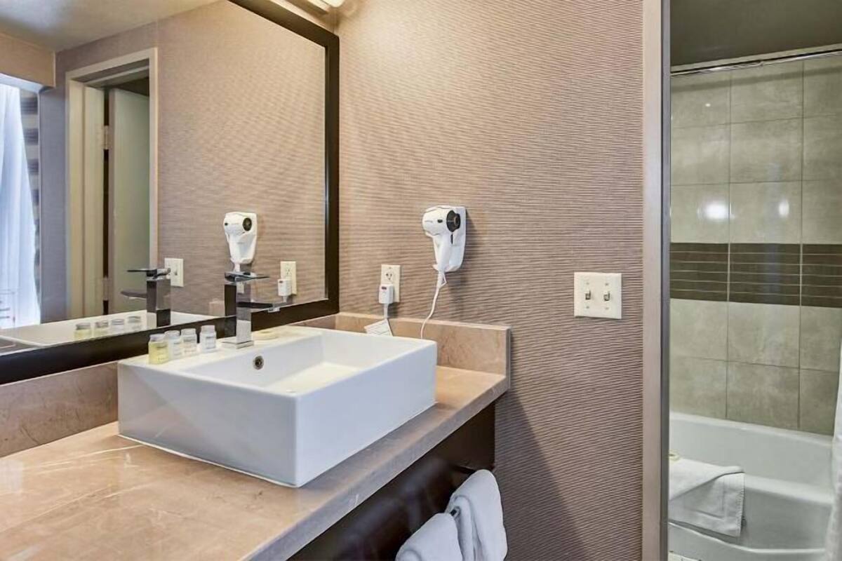 Articles de toilette écologiques, sèche-cheveux, serviettes fournies