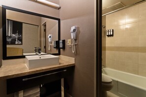 Articles de toilette écologiques, sèche-cheveux, serviettes fournies