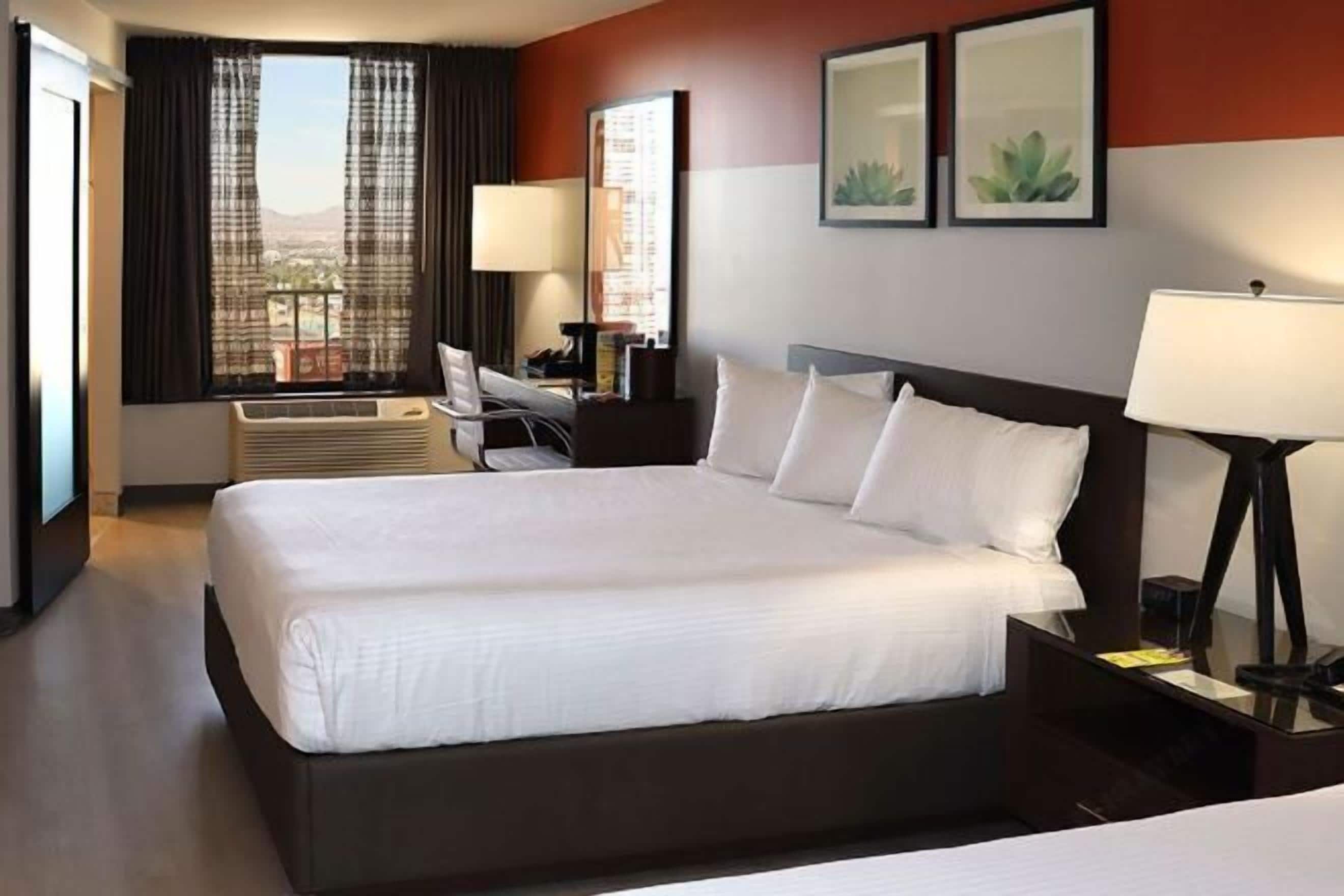 Ropa de cama de alta calidad y caja de seguridad en la habitación 