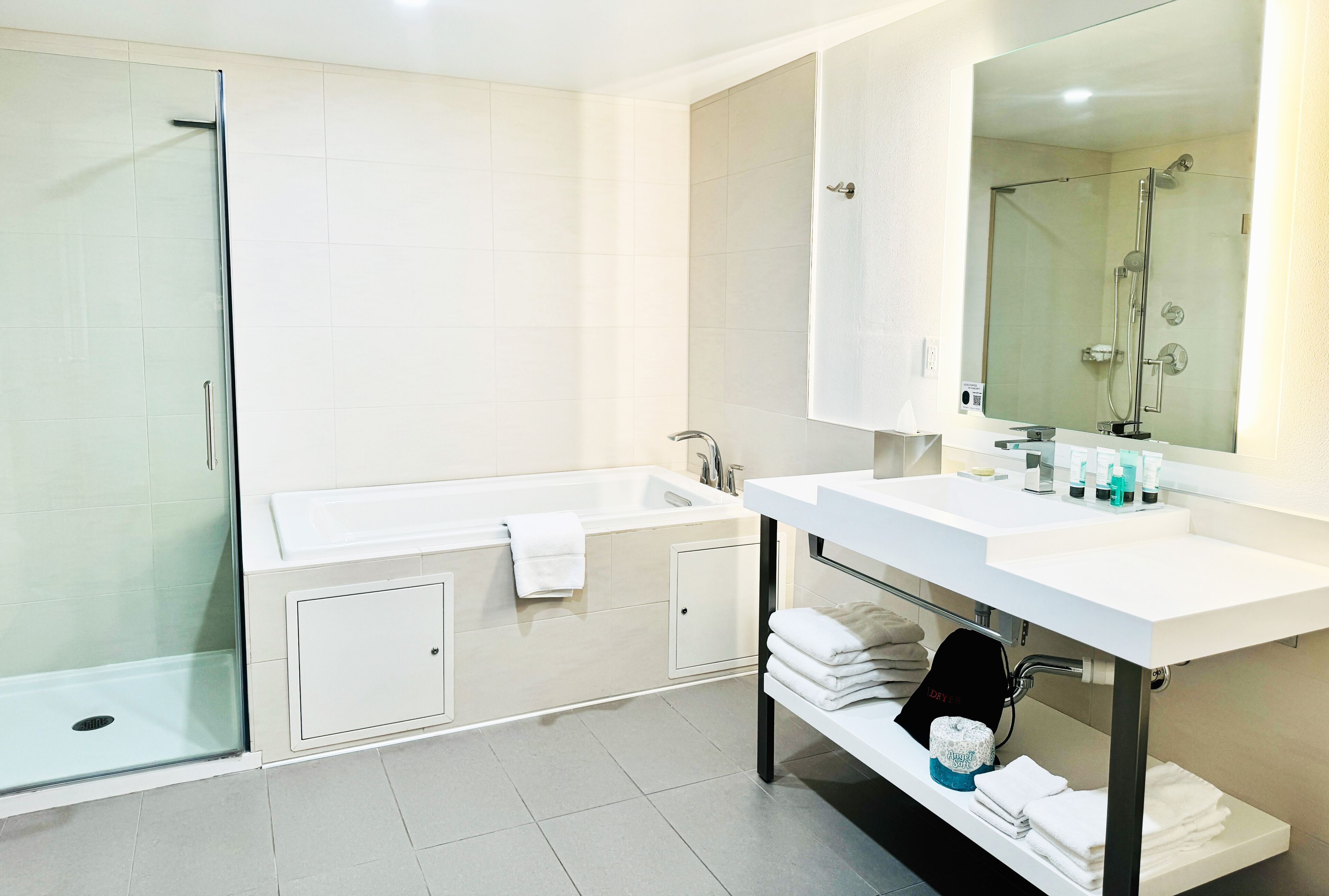 suite, 1 bedroom, non smoking (1 kingbed) | bathroom | shower, designer toiletries, hair dryer, towels