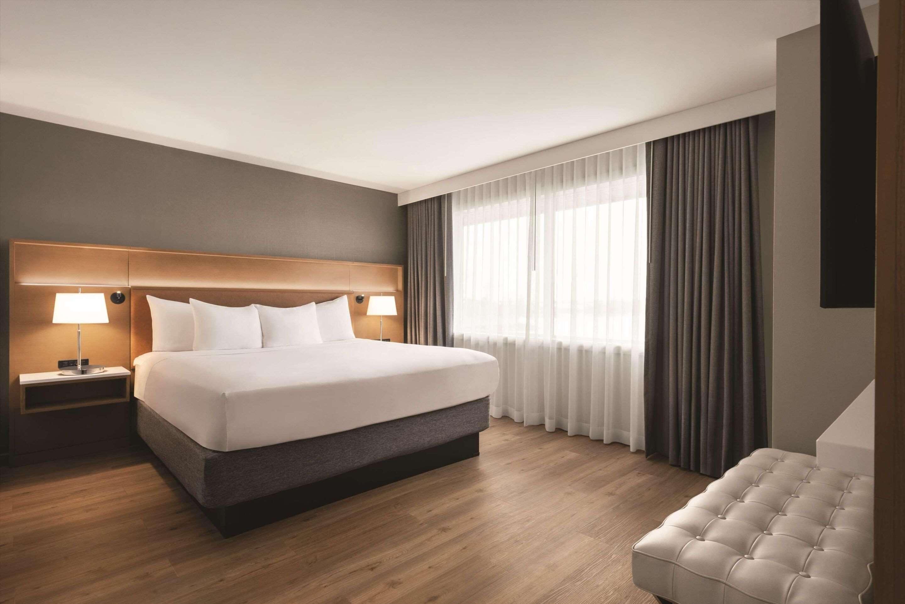 高档床上用品、客房内保险箱、办公桌、笔记本电脑工作区