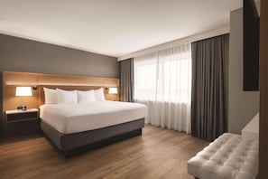 Premium bedding, in-room safe, desk, laptop workspace - Oneida Casino Hotel (Green Bay)