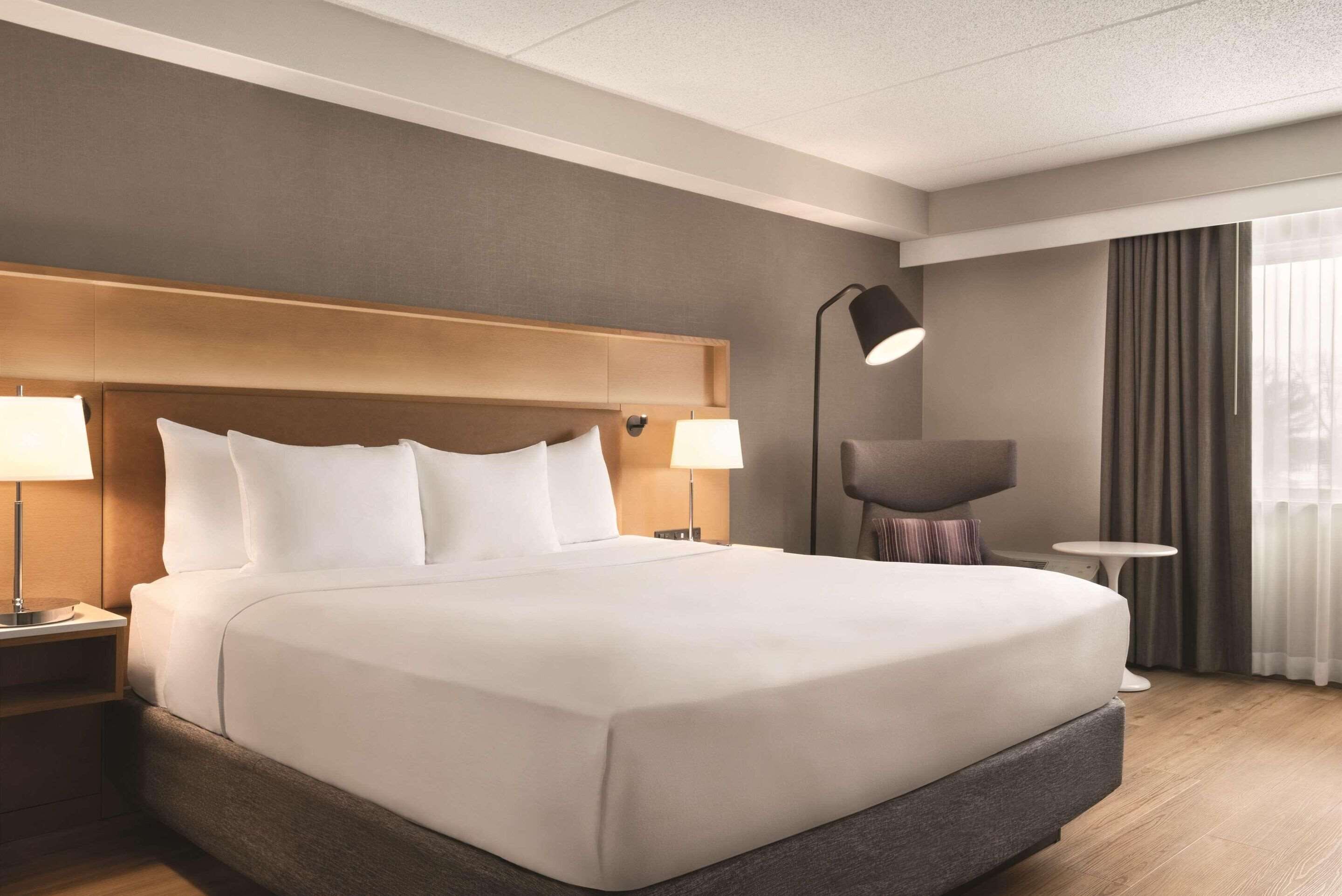 premium bedding, in-room safe, desk, laptop workspace