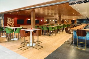 4 restaurants, breakfast, lunch, dinner served; Asian cuisine