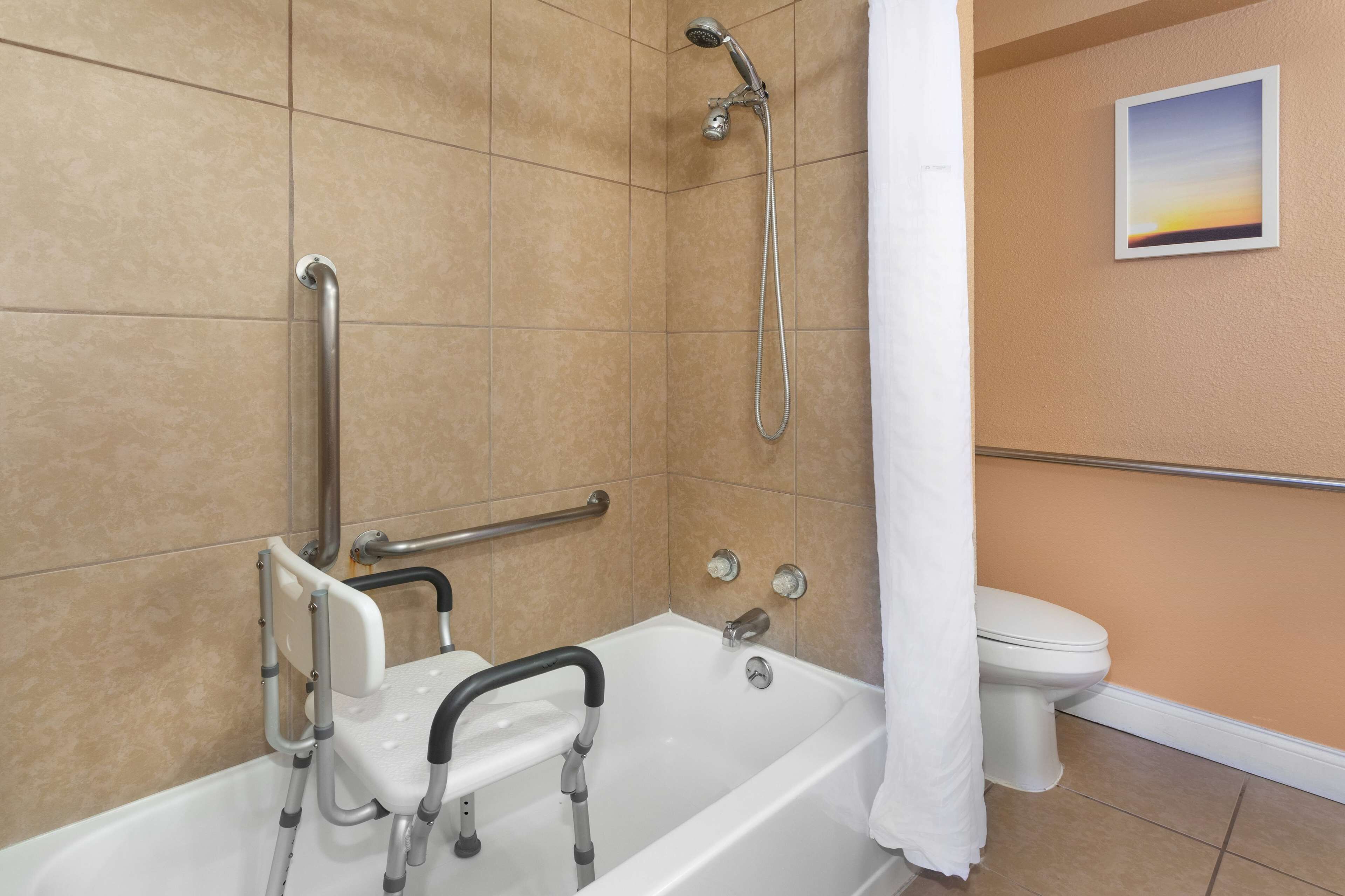 Un baño con bañera, ducha e inodoro.