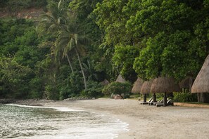 On the beach, sun-loungers, beach umbrellas, beach towels - Sheraton Senggigi Beach Resort (Senggigi)