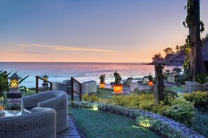 2 bars/lounges, swim-up bar, poolside bar, beach bar - Sheraton Senggigi Beach Resort (Senggigi)