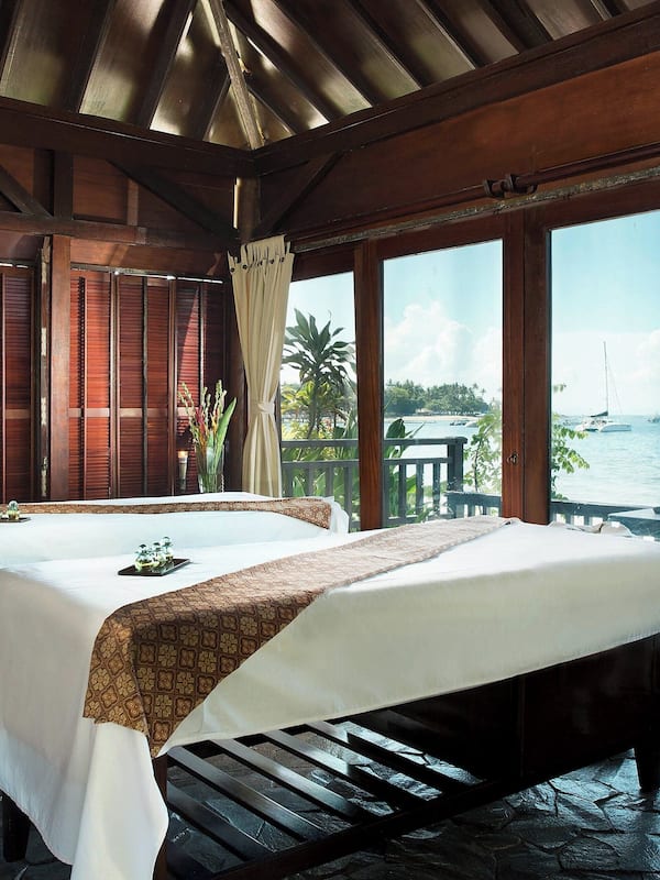 En la playa, camastros, sombrillas y toallas de playa