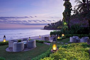 Di pantai, kursi berjemur, payung pantai, dan handuk pantai