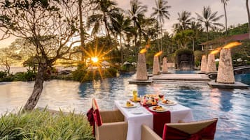 2 restaurants, breakfast, lunch, dinner served; international cuisine